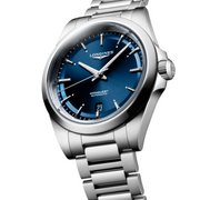 Cassa tonda in acciaio inossidabile da 38 mm del Longines Conquest con corona a vite e bracciale in acciaio con chiusura déployante a tripla sicurezza